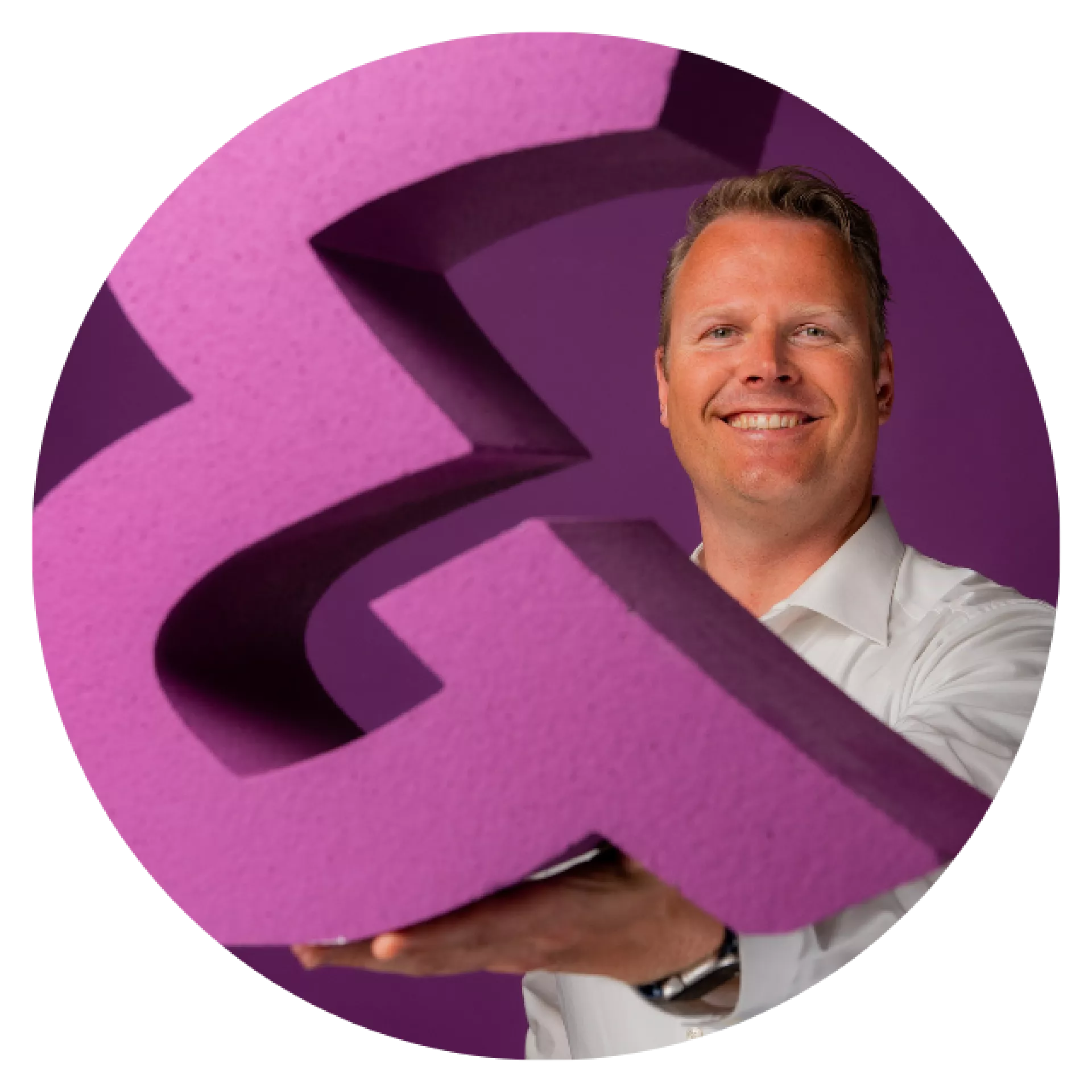 Djimmer van der Weerd met een &-teken in zijn hand