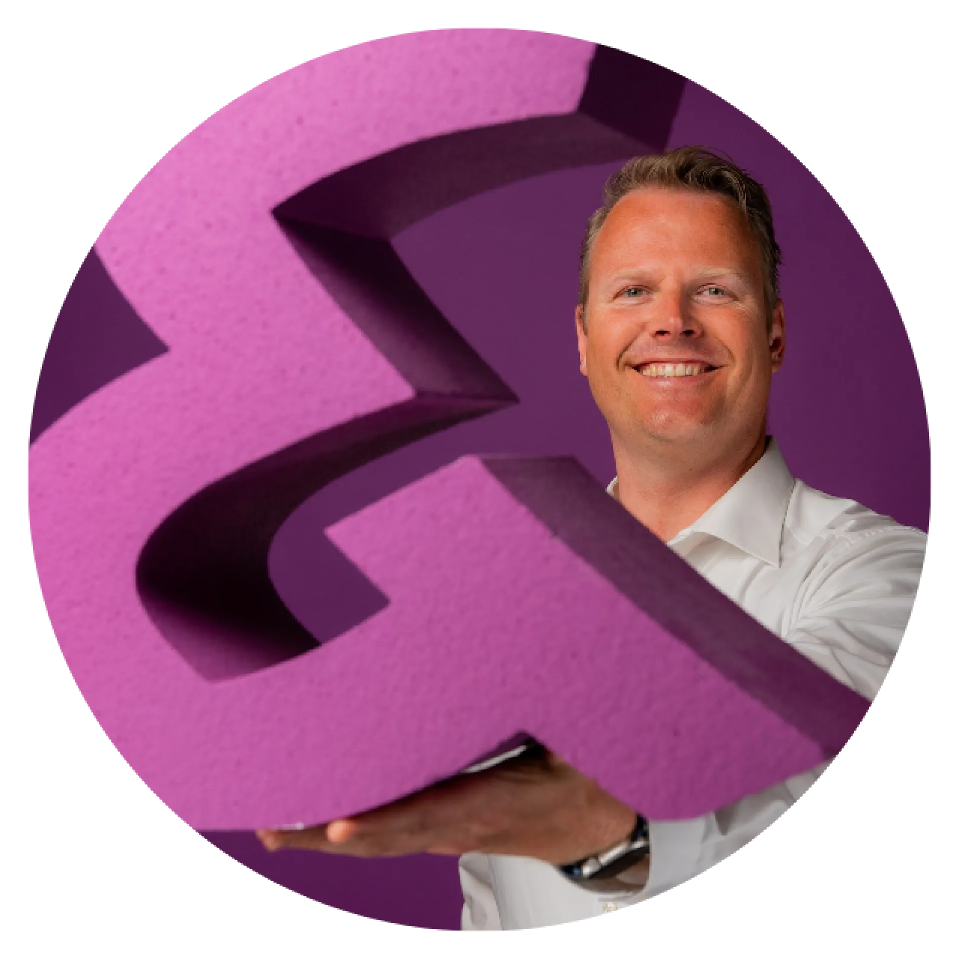 Djimmer van der Weerd met een &-teken in zijn hand